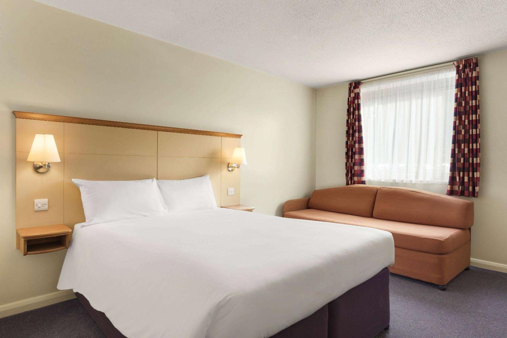 Days Inn Cannock - Norton Canes Exterior photo